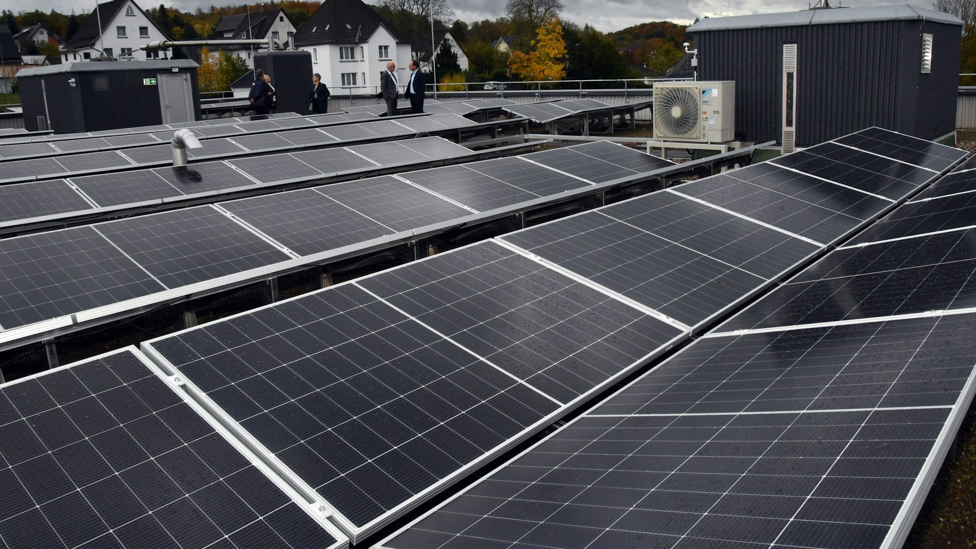 Neu ist die Photovoltaik-Anlage auf dem Dach der sanierten Filiale der Kreissparkasse Köln in Waldbröl.