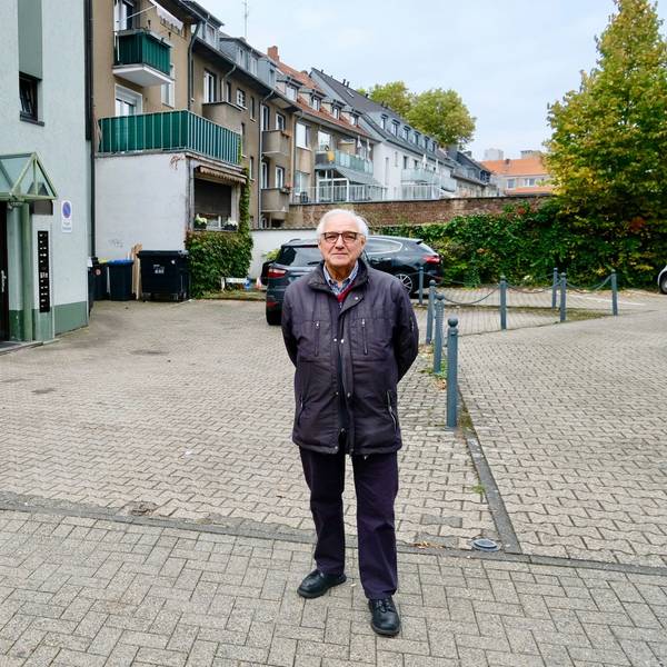 Benzion Wieber vor dem Parkplatz an der Bayardsgasse 26, heute 4, wo sich damals die Synagoge befand.