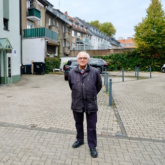 Benzion Wieber vor dem Parkplatz an der Bayardsgasse 26, heute 4, wo sich damals die Synagoge befand.