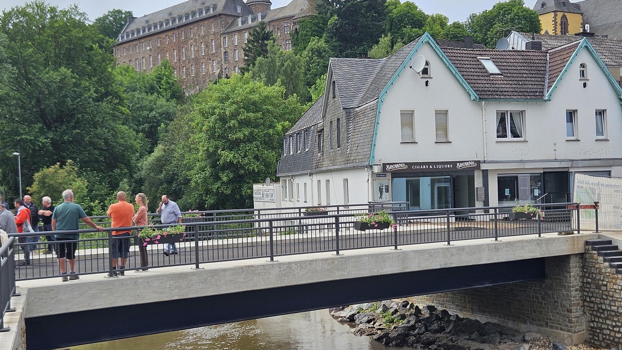 Blick auf die neue Sturmiusbrücke von der Seite.