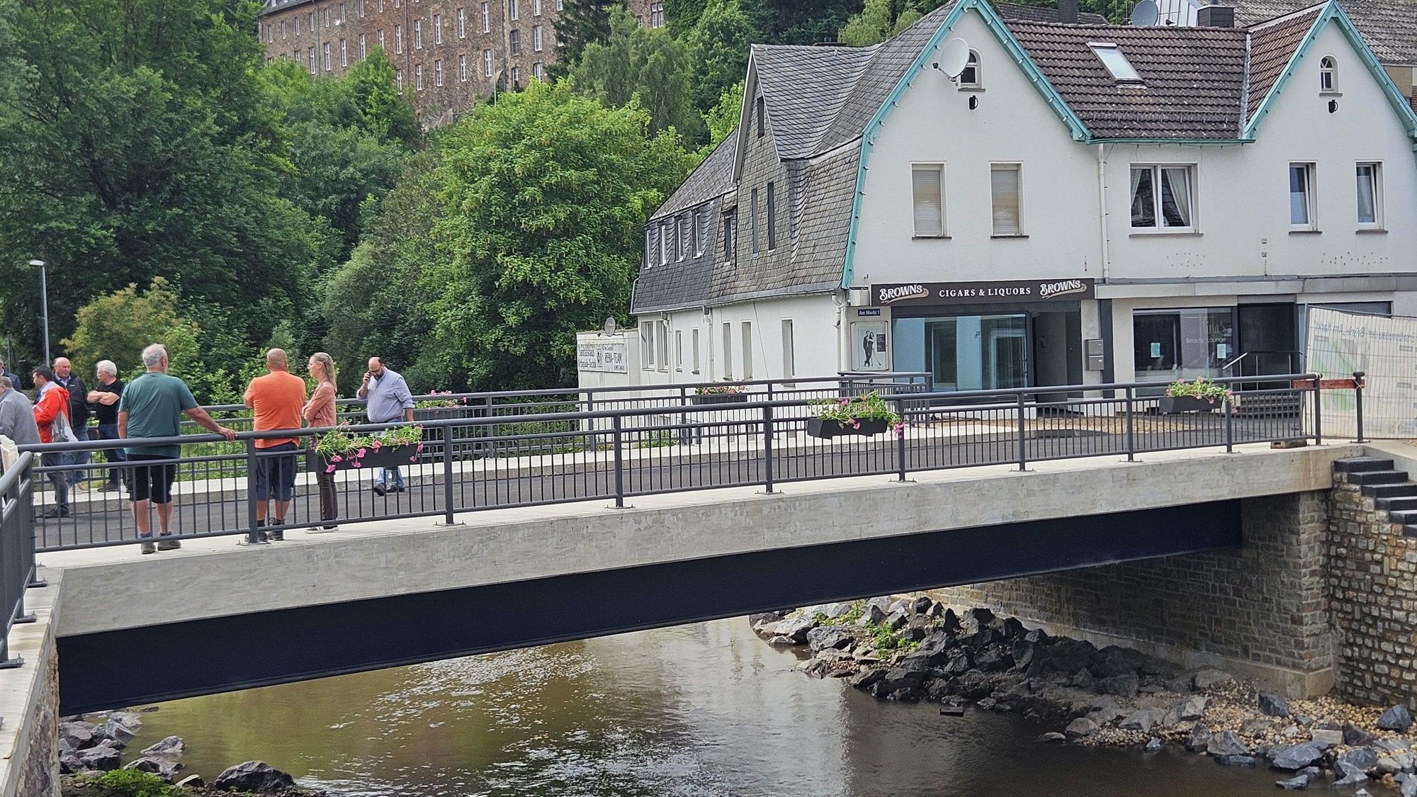 Eine Brücke führt in Schleiden am Markt über die Olef.