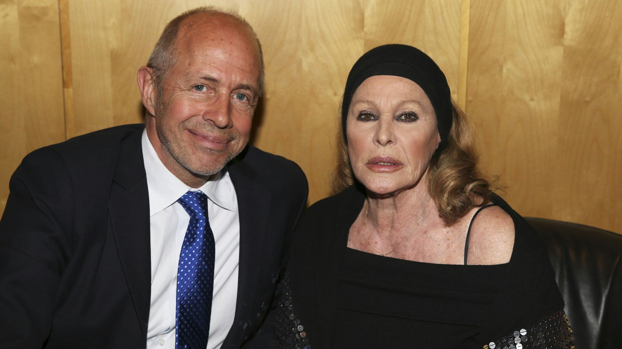 Ursula Andress und Regisseur Peter Chelsom beim Monte-Carlo Film Festival der Komödie in Monaco.