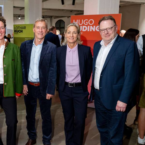 Heiner Brand und Steffi Nerius gehören zu den zehn Gründungsmitgliedern der neuen Hall of Fame, Sportmuseumschef Frank Dürr, die ehemalige Tennis-Bundestrainerin Barbara Rittner und Kölns designierter OB Torsten Burmester (v. l.) gratulieren.