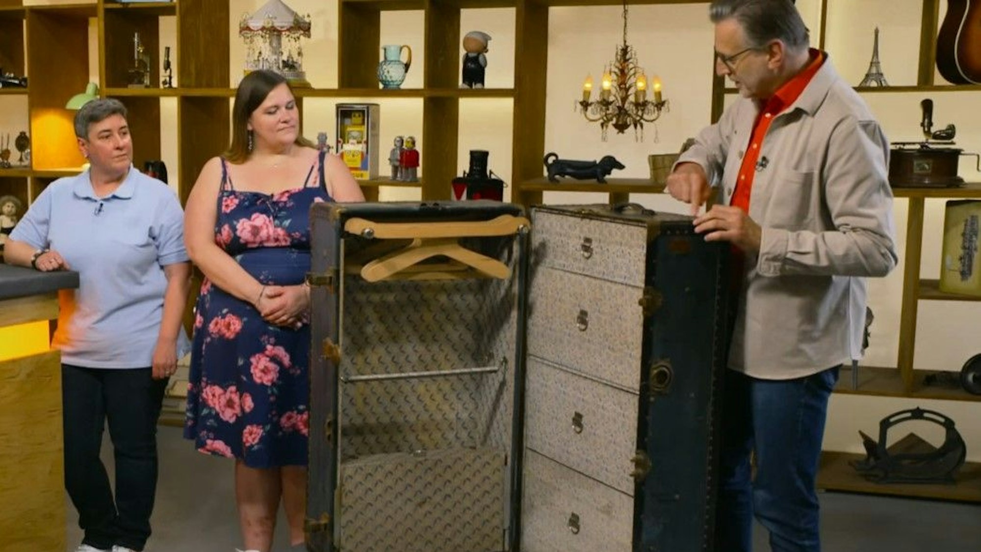 „Bares für Rares“-Experte Detlev Kümmel findet gleich mehrere Mängel an dem Koffer aus Köln.