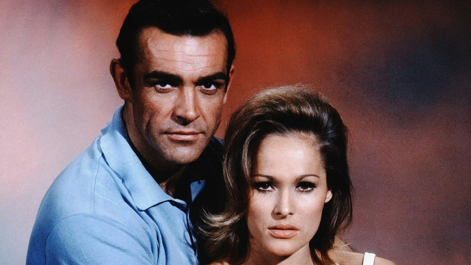 Sean Connery und Ursula Andress in einer Szene aus „Dr. No“ (1962).