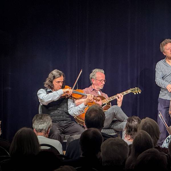Engelbert Wrobel und das Limberger Trio entfalten im Kulturbadehaus Burscheid ein Jazzuniversum, in dem jede Note erzählt und jeder Ton den Raum zum Leben erweckt.