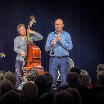 Engelbert Wrobel und das Limberger Trio entfalten im Kulturbadehaus Burscheid ein Jazzuniversum, in dem jede Note erzählt und jeder Ton den Raum zum Leben erweckt.