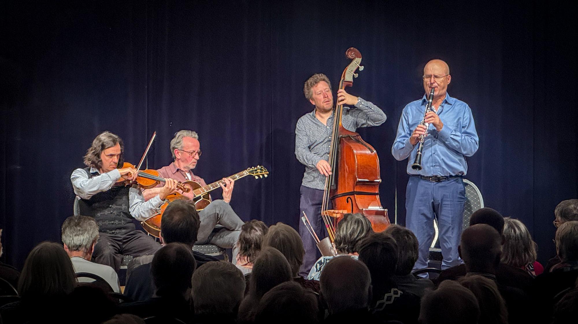 Engelbert Wrobel und das Limberger Trio entfalten im Kulturbadehaus Burscheid ein Jazzuniversum, in dem jede Note erzählt und jeder Ton den Raum zum Leben erweckt.