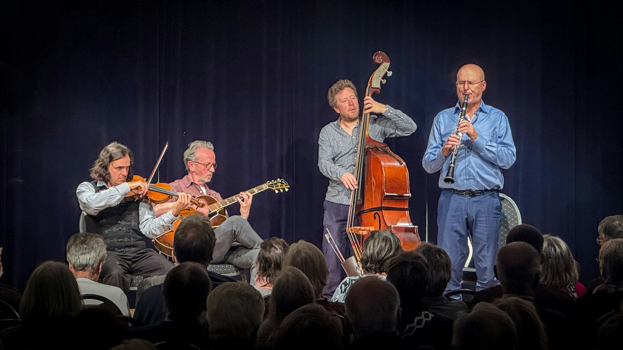 Engelbert Wrobel und das Limberger Trio entfalten im Kulturbadehaus Burscheid ein Jazzuniversum, in dem jede Note erzählt und jeder Ton den Raum zum Leben erweckt.