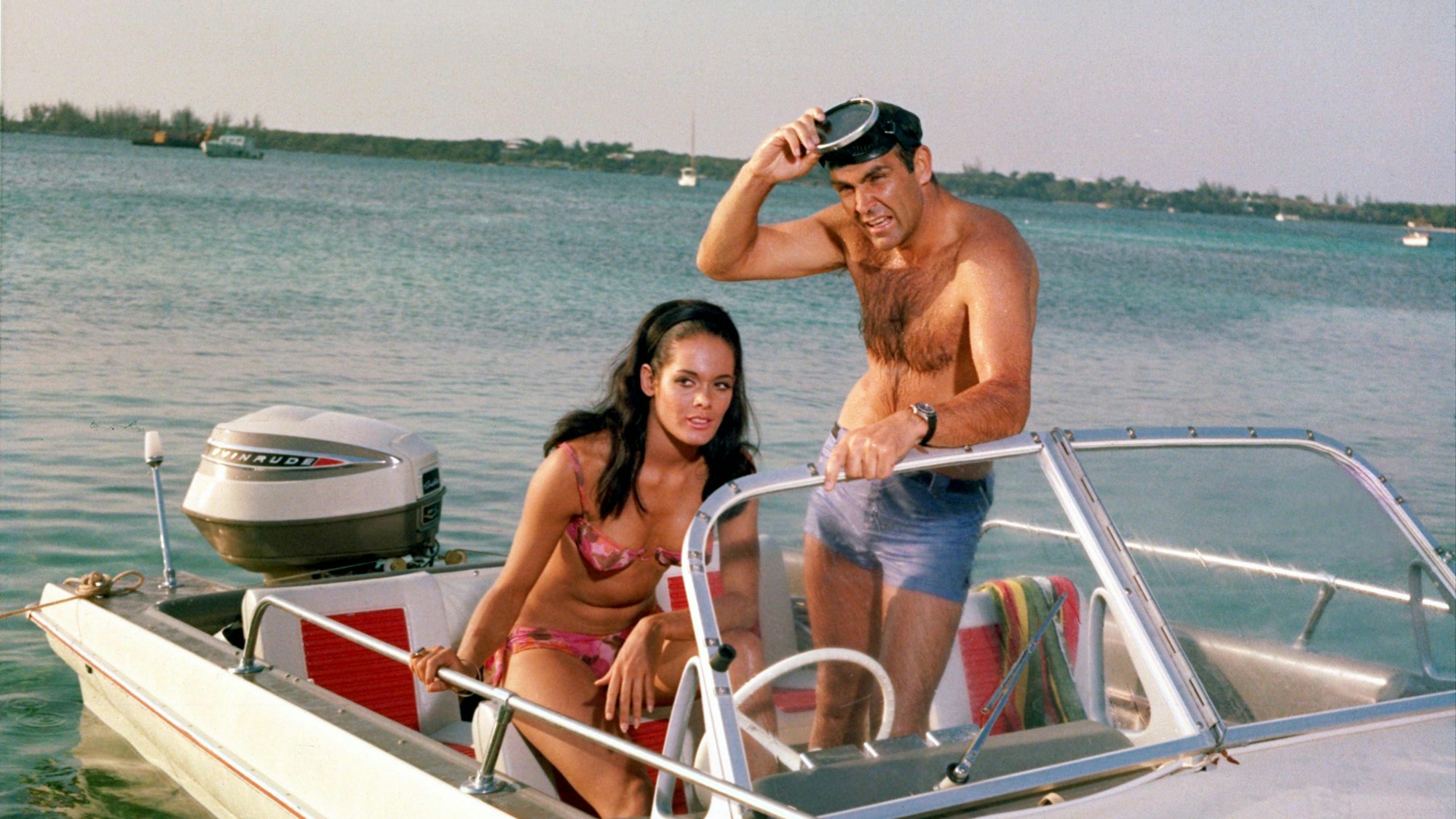 Sean Connery als James Bond und Martine Beswick als Paula Caplan in „Feuerball“ (1965).