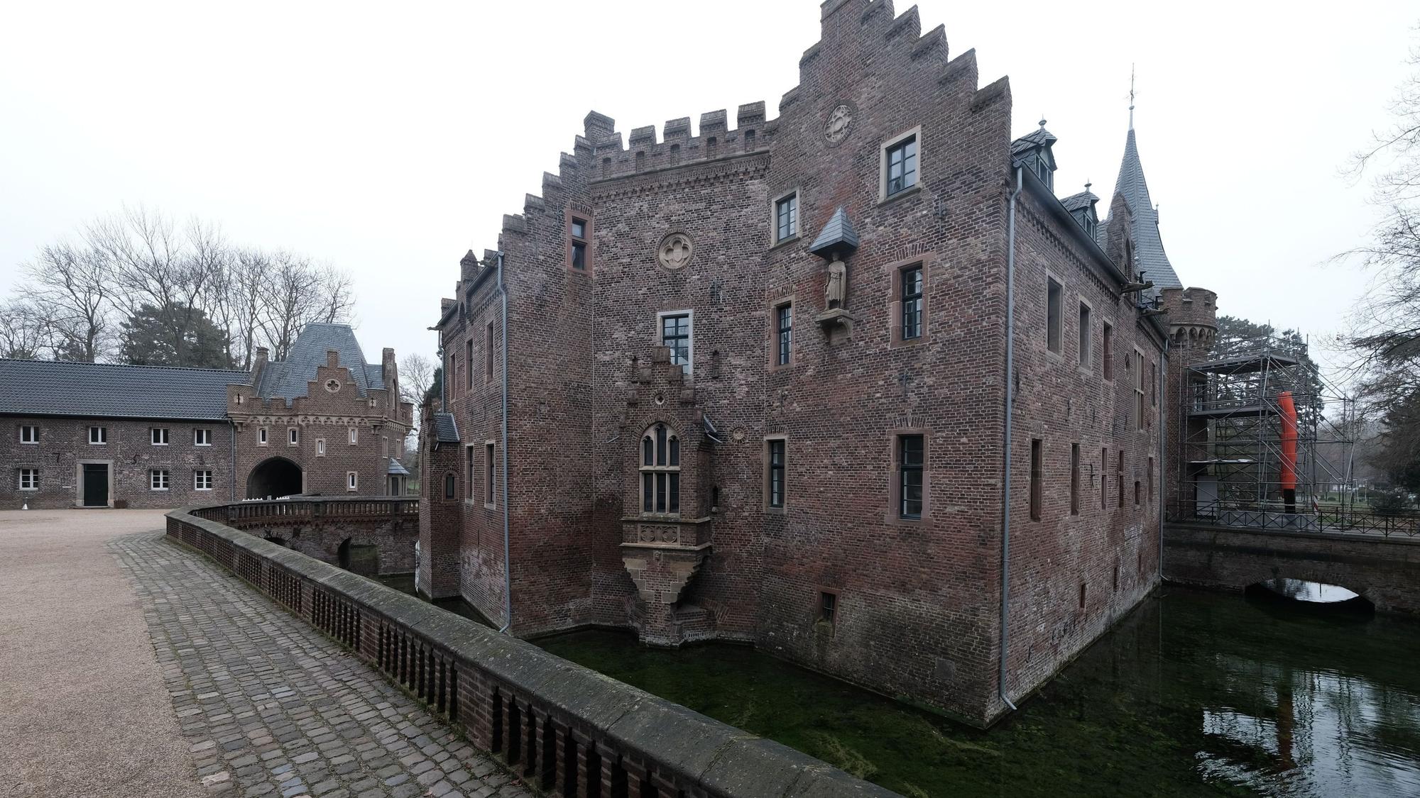 Schloss Paffendorf mit Graben und Zinnen. (Archivbild)