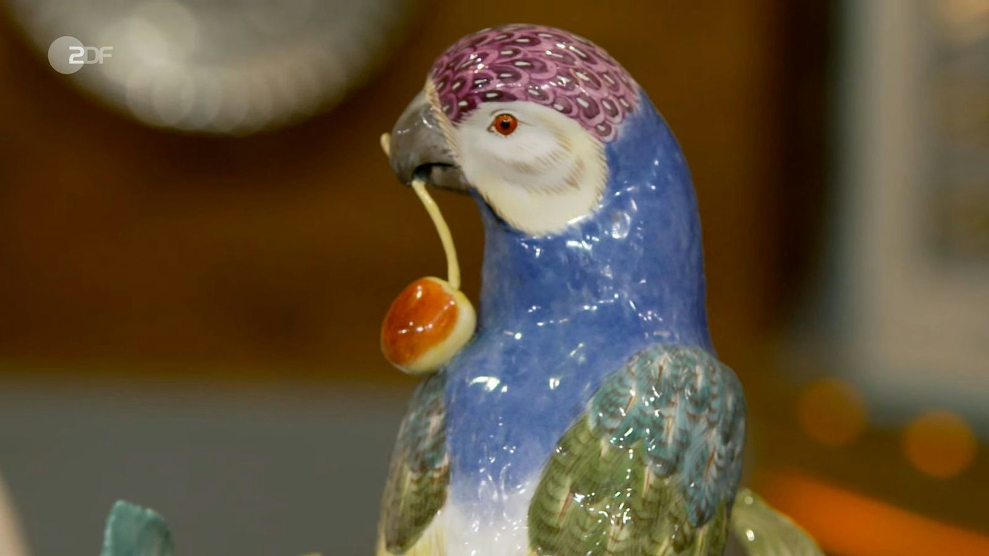 Den Papagei aus Meissener Porzellan aus dem Jahr 1984 nach einem Entwurf von Johann J. Kaendler schätzte die Expertin auf 1.200 bis 1.500 Euro.
(Bild: ZDF)