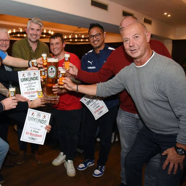 Zu sehen sind die Ü32 Kreismeister des Zunft Kölsch Pokals bei der Siegerehrung im Brauereistübchen in Bielstein.