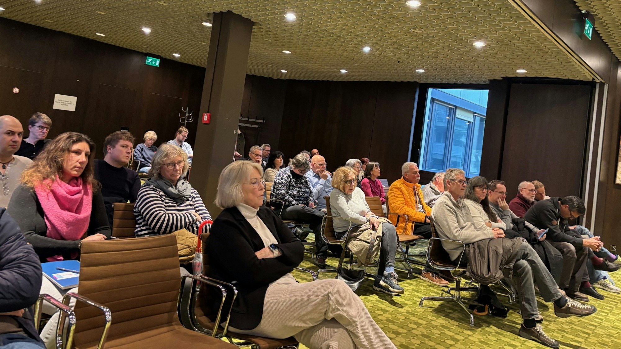 Auf dem Bild sind Besucher einer Ratssitzung zu sehen.