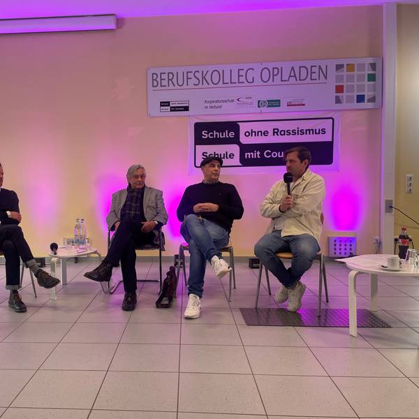 Christian Pfeil und sein Neffe im Rahmen einer Gesprächsveranstaltung.
