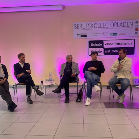 Christian Pfeil und sein Neffe im Rahmen einer Gesprächsveranstaltung.