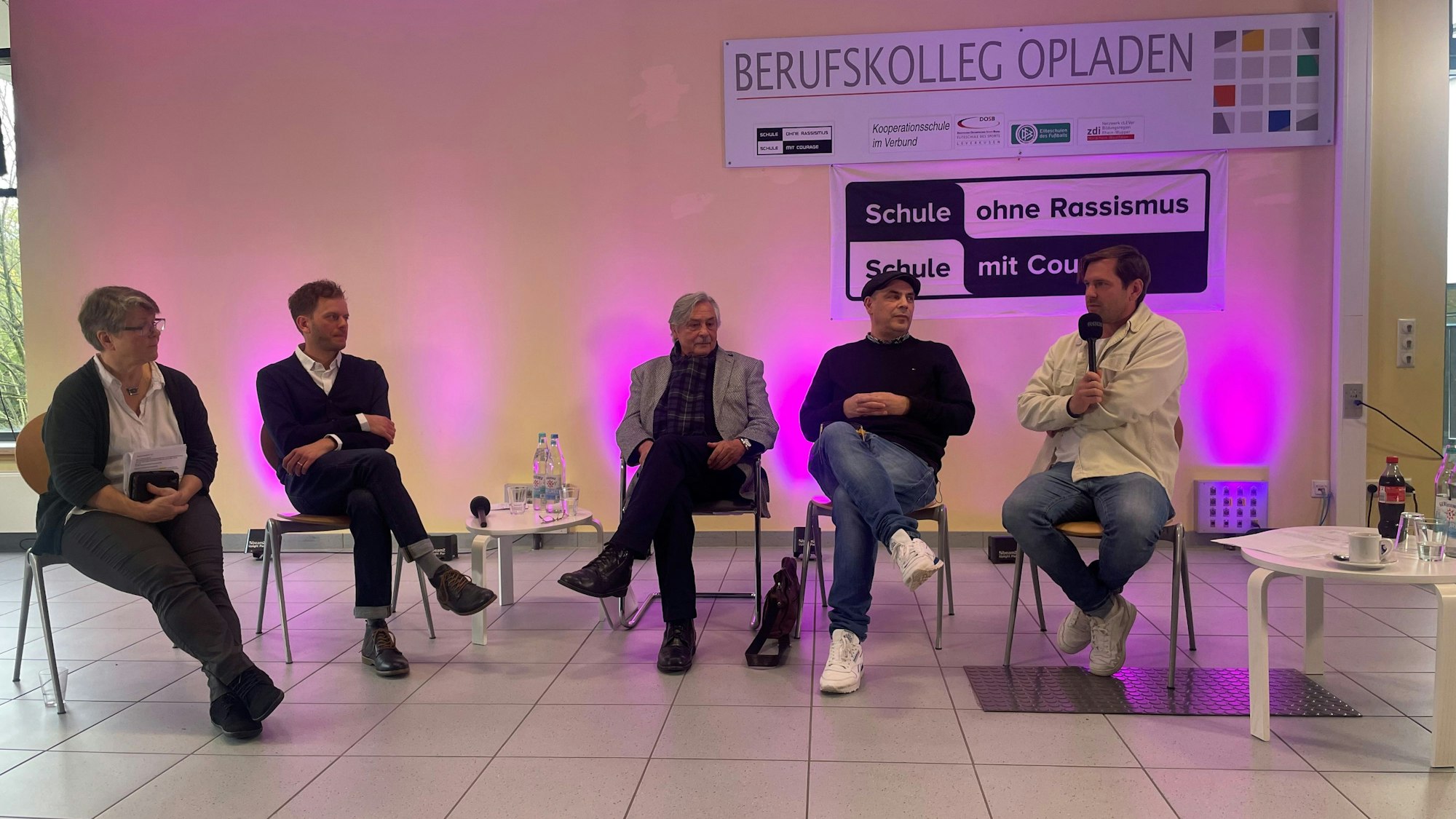 Christian Pfeil und sein Neffe im Rahmen einer Gesprächsveranstaltung.