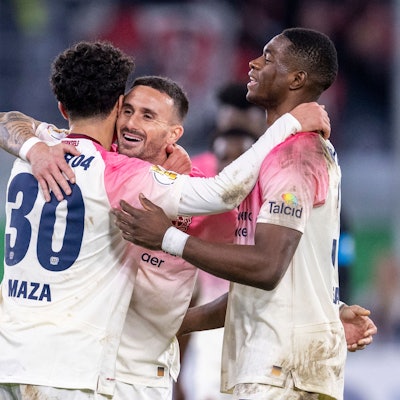 29.10.2025, Nordrhein-Westfalen, Paderborn: Fußball: DFB-Pokal, SC Paderborn 07 - Bayer Leverkusen, 2. Runde, Home Deluxe Arena: Ibrahim Maza (Bayer Leverkusen) (l-r), Aleix García (Bayer Leverkusen) und Christian Kofane (Bayer Leverkusen) jubeln nach dem Schlusspfiff. Foto: David Inderlied/dpa - WICHTIGER HINWEIS: Gemäß den Vorgaben der DFL Deutsche Fußball Liga bzw. des DFB Deutscher Fußball-Bund ist es untersagt, in dem Stadion und/oder vom Spiel angefertigte Fotoaufnahmen in Form von Sequenzbildern und/oder videoähnlichen Fotostrecken zu verwerten bzw. verwerten zu lassen. +++ dpa-Bildfunk +++