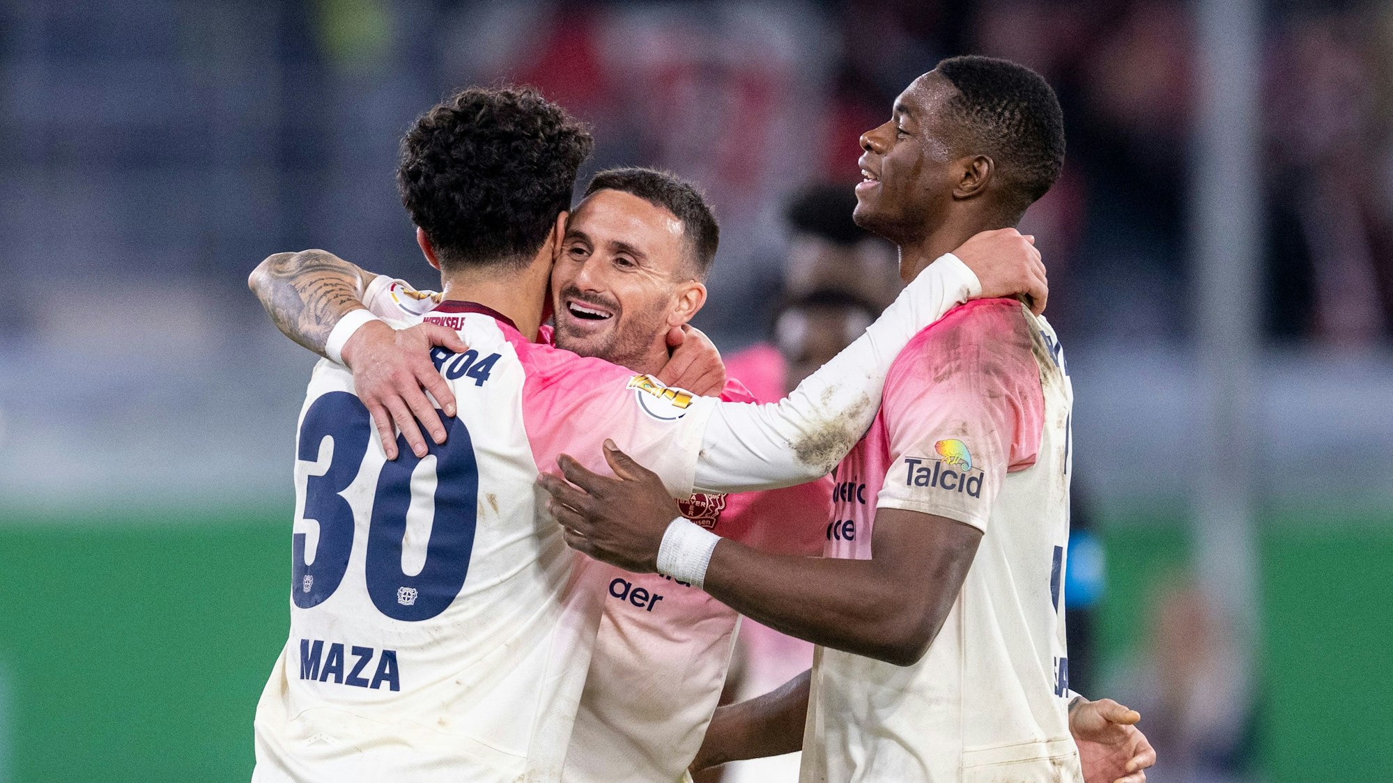 29.10.2025, Nordrhein-Westfalen, Paderborn: Fußball: DFB-Pokal, SC Paderborn 07 - Bayer Leverkusen, 2. Runde, Home Deluxe Arena: Ibrahim Maza (Bayer Leverkusen) (l-r), Aleix García (Bayer Leverkusen) und Christian Kofane (Bayer Leverkusen) jubeln nach dem Schlusspfiff. Foto: David Inderlied/dpa - WICHTIGER HINWEIS: Gemäß den Vorgaben der DFL Deutsche Fußball Liga bzw. des DFB Deutscher Fußball-Bund ist es untersagt, in dem Stadion und/oder vom Spiel angefertigte Fotoaufnahmen in Form von Sequenzbildern und/oder videoähnlichen Fotostrecken zu verwerten bzw. verwerten zu lassen. +++ dpa-Bildfunk +++