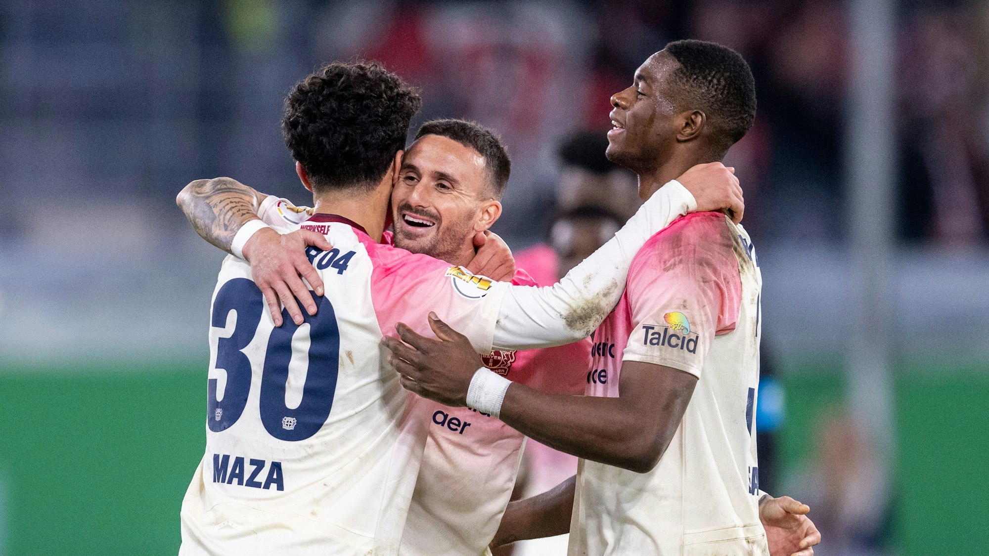 29.10.2025, Nordrhein-Westfalen, Paderborn: Fußball: DFB-Pokal, SC Paderborn 07 - Bayer Leverkusen, 2. Runde, Home Deluxe Arena: Ibrahim Maza (Bayer Leverkusen) (l-r), Aleix García (Bayer Leverkusen) und Christian Kofane (Bayer Leverkusen) jubeln nach dem Schlusspfiff. Foto: David Inderlied/dpa - WICHTIGER HINWEIS: Gemäß den Vorgaben der DFL Deutsche Fußball Liga bzw. des DFB Deutscher Fußball-Bund ist es untersagt, in dem Stadion und/oder vom Spiel angefertigte Fotoaufnahmen in Form von Sequenzbildern und/oder videoähnlichen Fotostrecken zu verwerten bzw. verwerten zu lassen. +++ dpa-Bildfunk +++