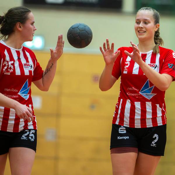 Zwei Spielerinnen der HSG Euskirchen werfen sich locker einen Ball zu.