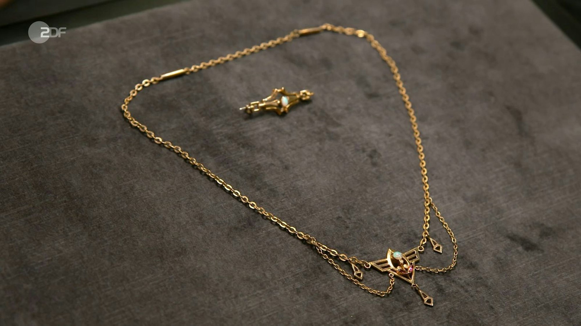 Die weiteren Raritäten: Collier und Brosche mit Opalen, Bergkristallen und Glassteinen aus der Zeit um 1900 waren 250 bis 300 Euro wert.
(Bild: ZDF)