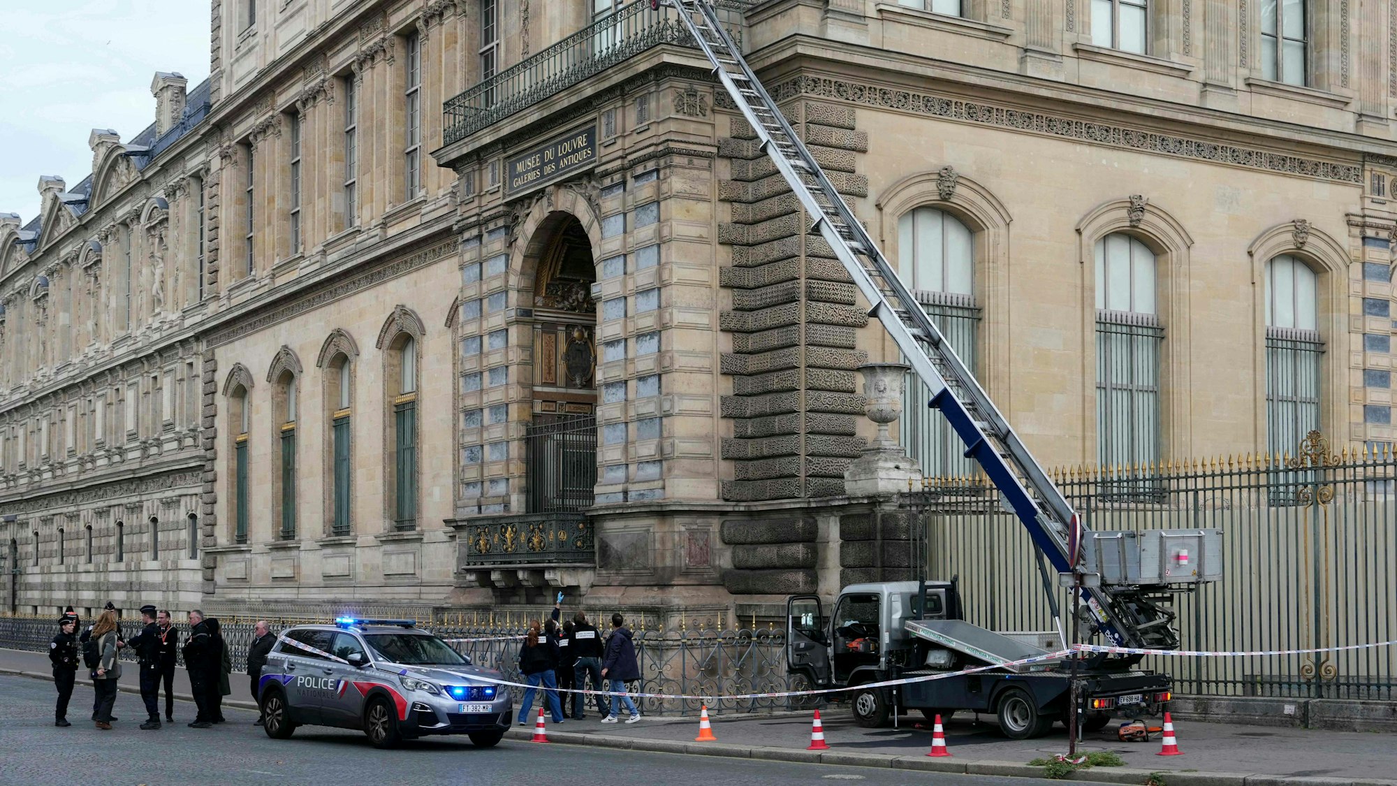 Paris: Polizisten stehen am 19. Oktober neben einem Möbelaufzug, mit dem Einbrecher in das Louvre-Museum am Quai Francois Mitterrand eindrangen.