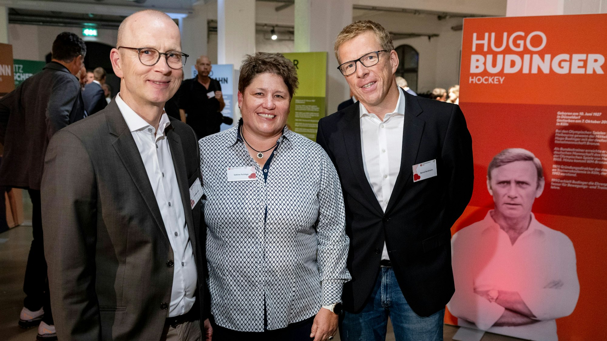Lothar Linz, Chef der Kölner Trainerakademie, mit den geehrten Bundestrainern Sabine Tschäge (Rudern) und Bernd Berkhahn (Schwimmen, von links).