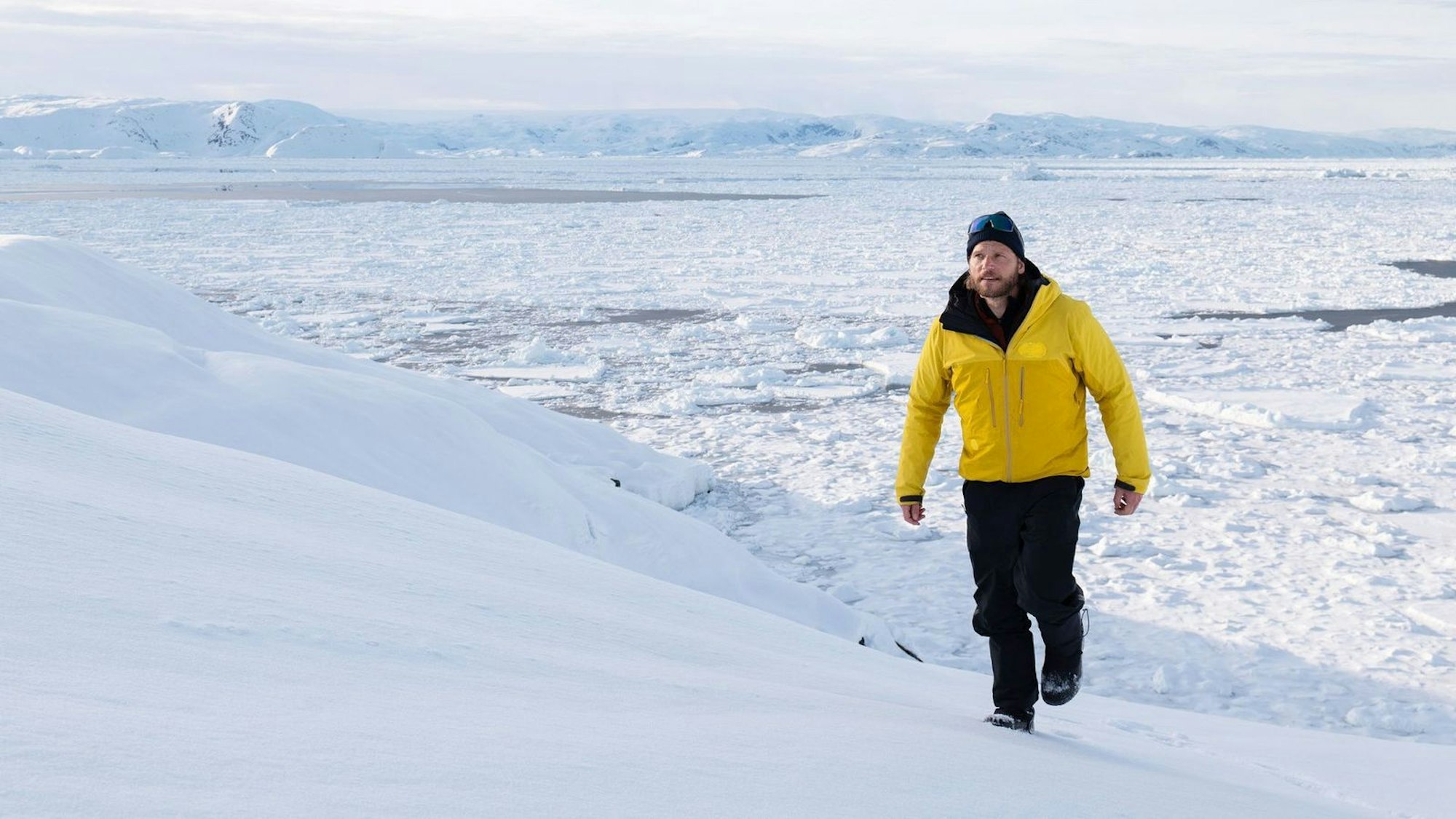 „Hier bin ich nur ein kleiner Teil von etwas viel Größerem“: Sebastian Ströbel bereiste den hohen Norden. (Bild: ZDF / Florian Epple)
