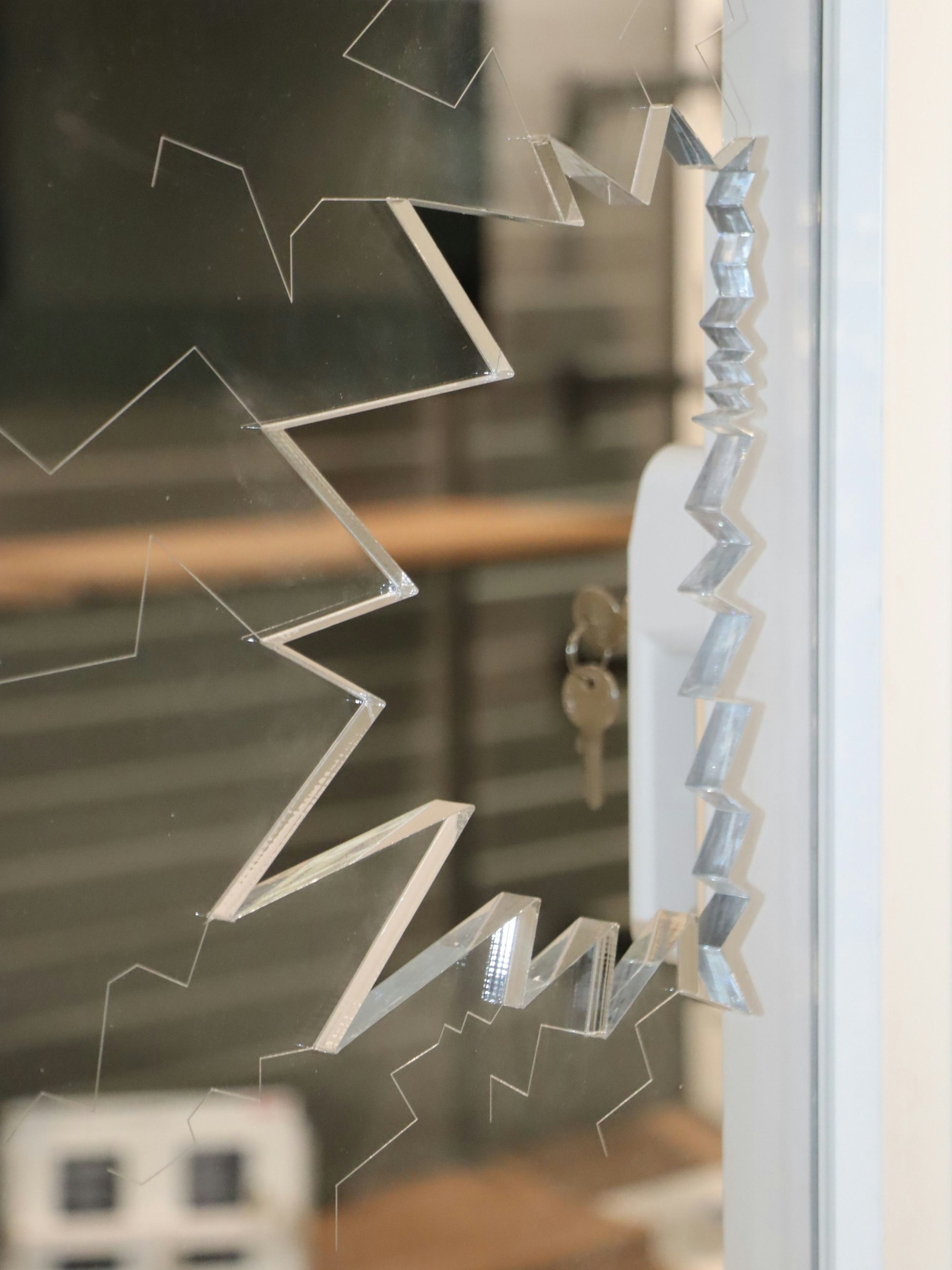 Das Bild zeigt ein Demo-Fenster bei der Polizei, das eingeschlagen ist.
