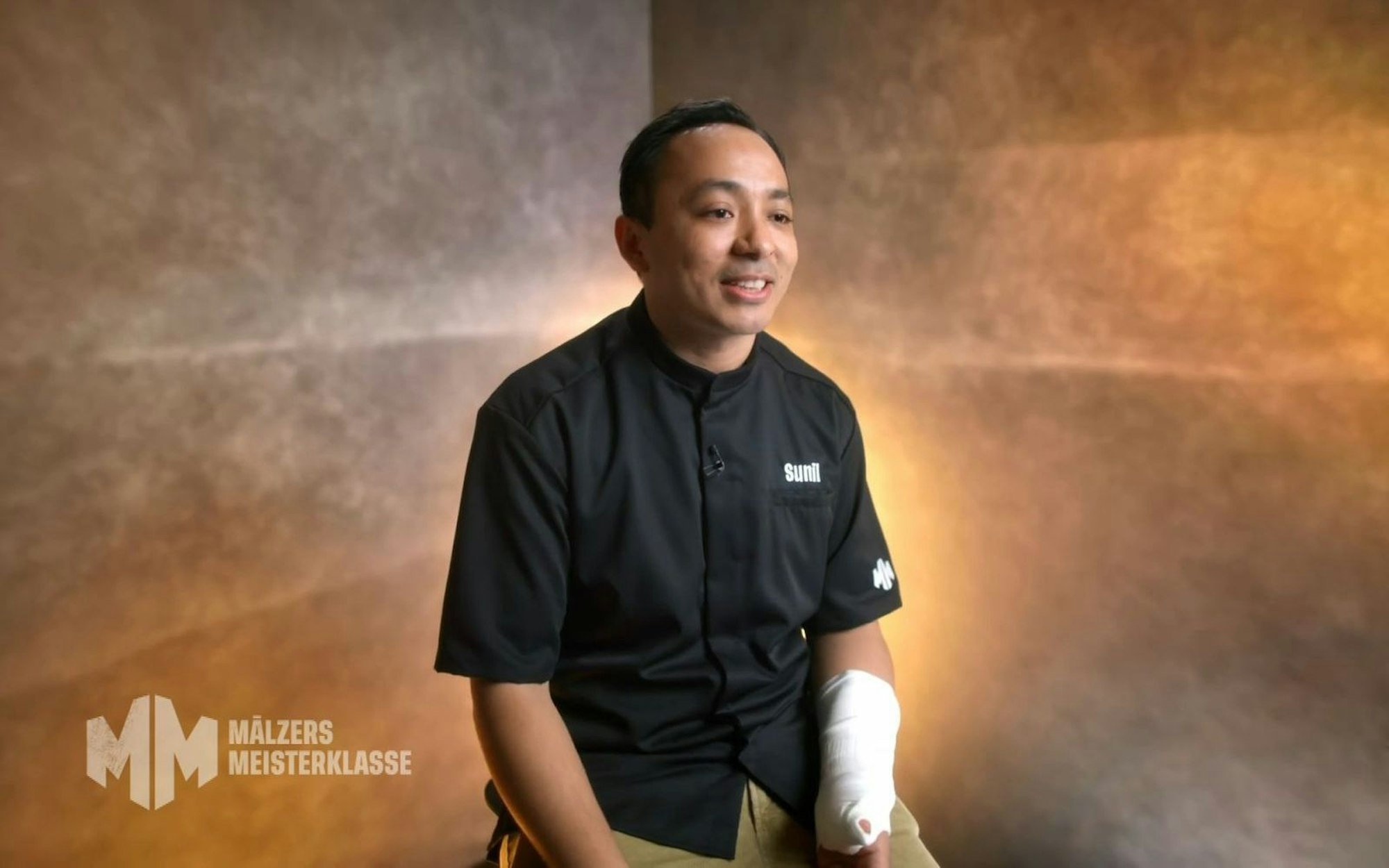 „Mälzers Meisterklasse“-Kandidat Sunil ist traurig, dass die Show für ihn schon so früh beendet ist. (Bild: RTL)