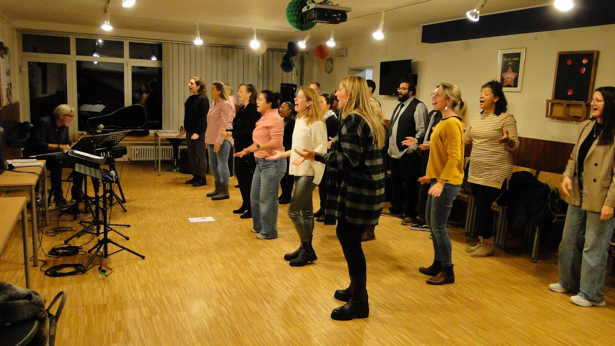 Die Proben führt der Chor zurzeit in Räumen im Pfarrzentrum der benachbarten katholischen Gemeinde durch.