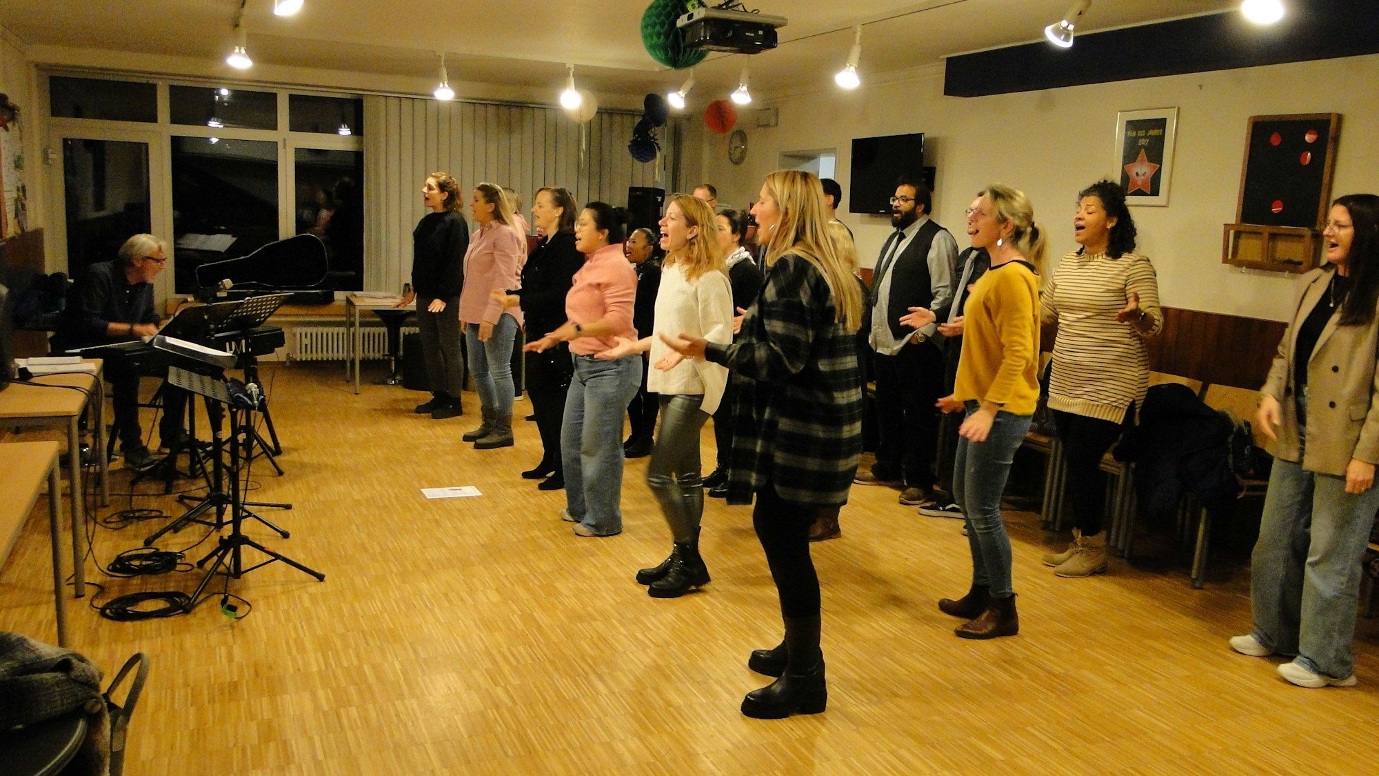 Die Proben führt der Chor zurzeit in Räumen im Pfarrzentrum der benachbarten katholischen Gemeinde durch.