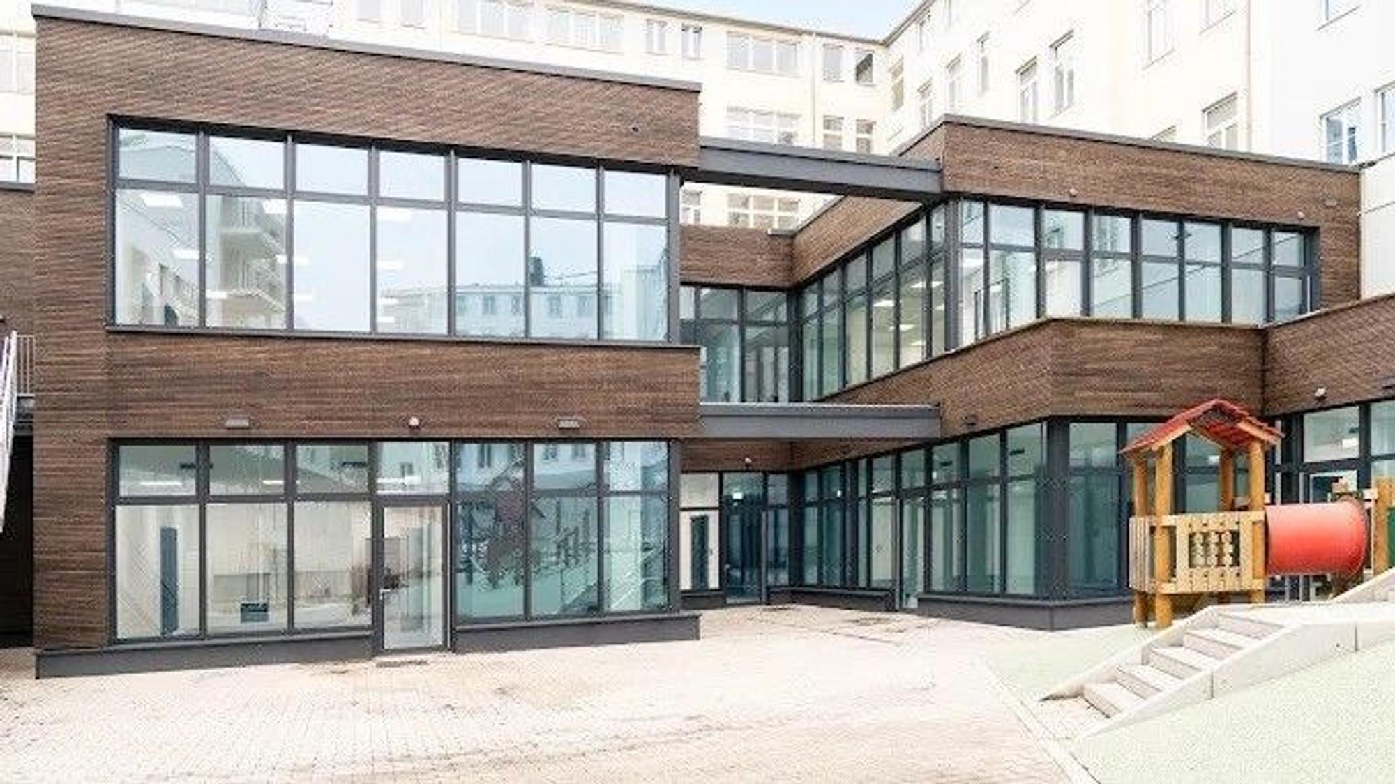 Ein mit dunklem Holz verkleidetes zweistöckiges Bürogebäude