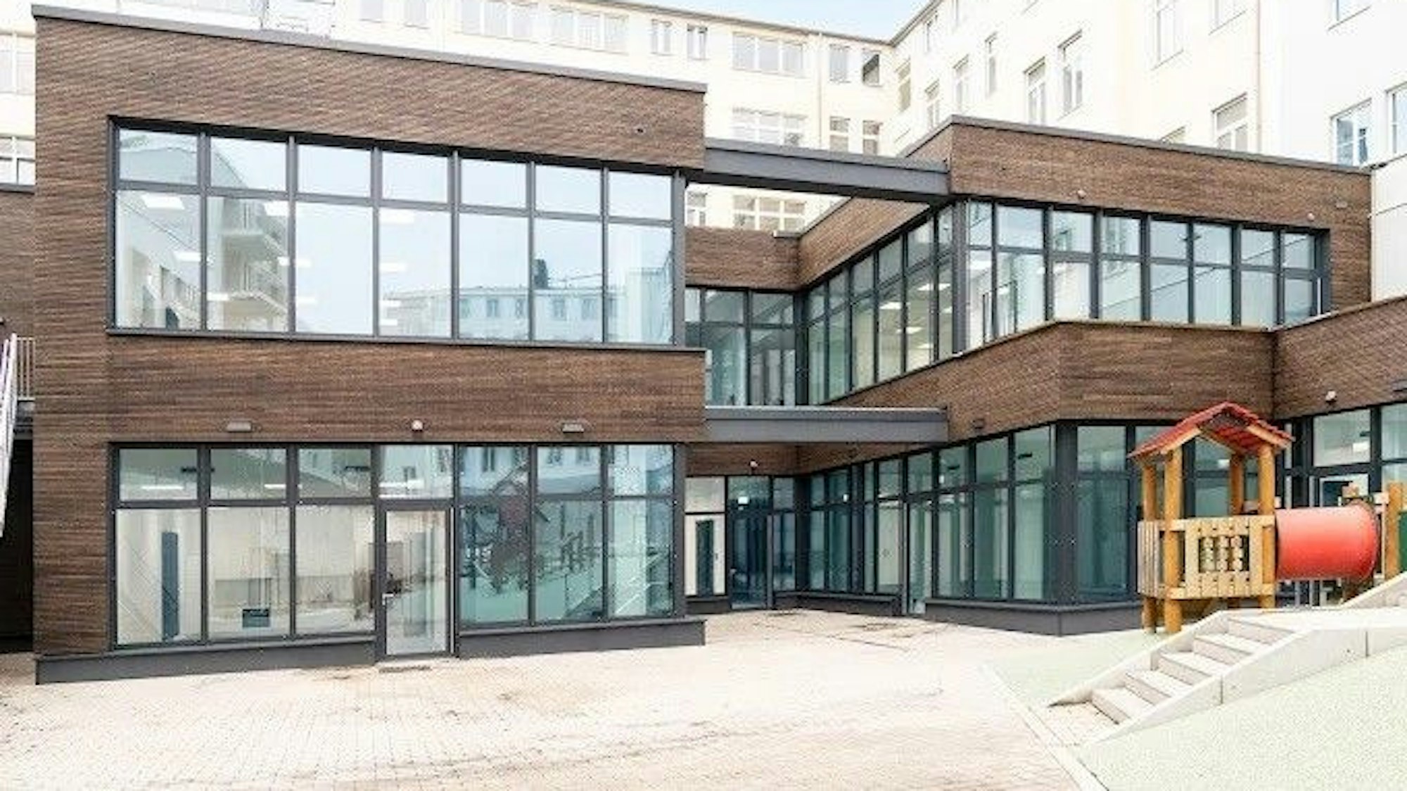 Ein mit dunklem Holz verkleidetes zweistöckiges Bürogebäude