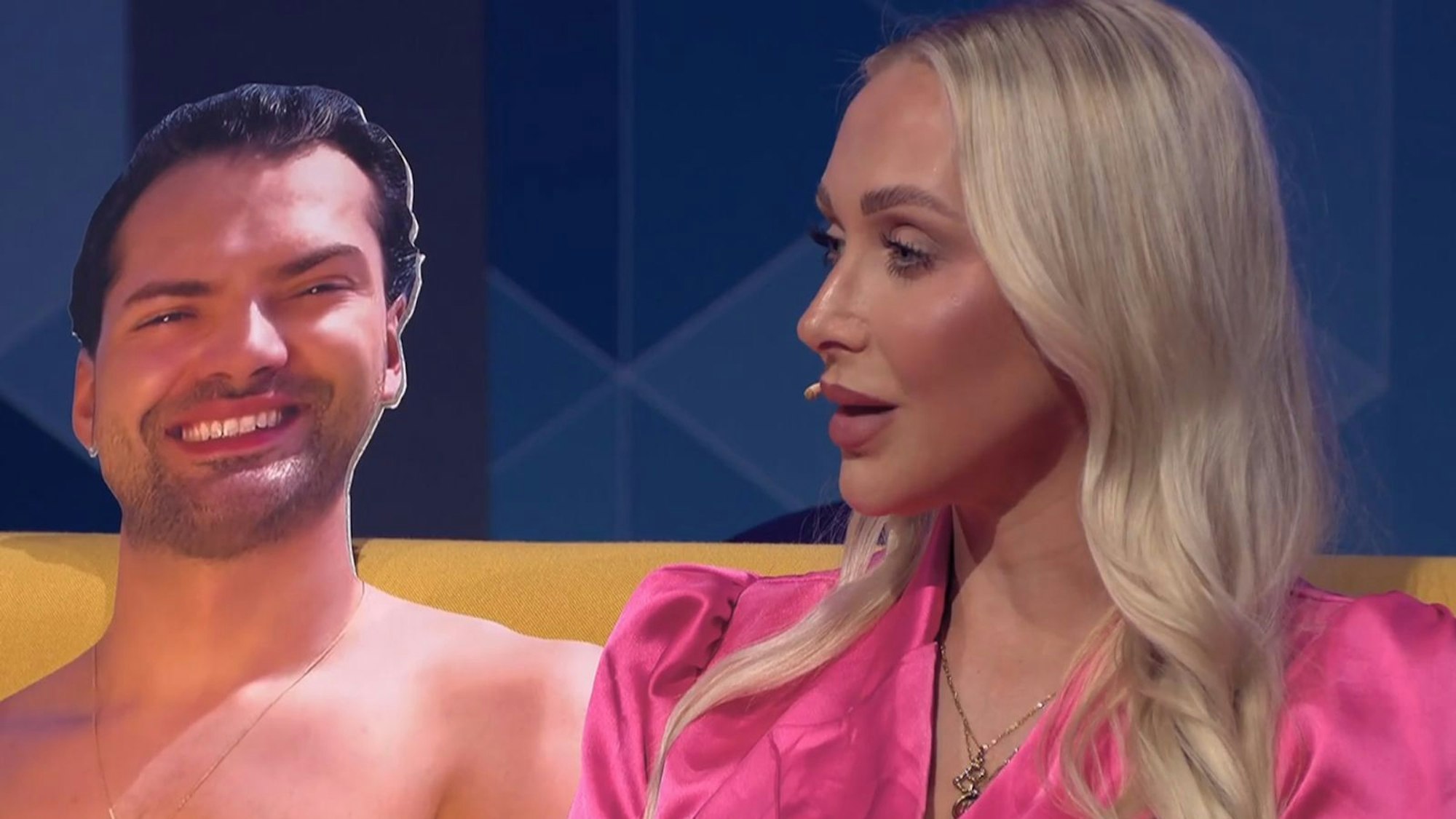 Beverlys Match Jimi Blue war nur als Pappaufsteller anwesend. (Bild: RTL+)