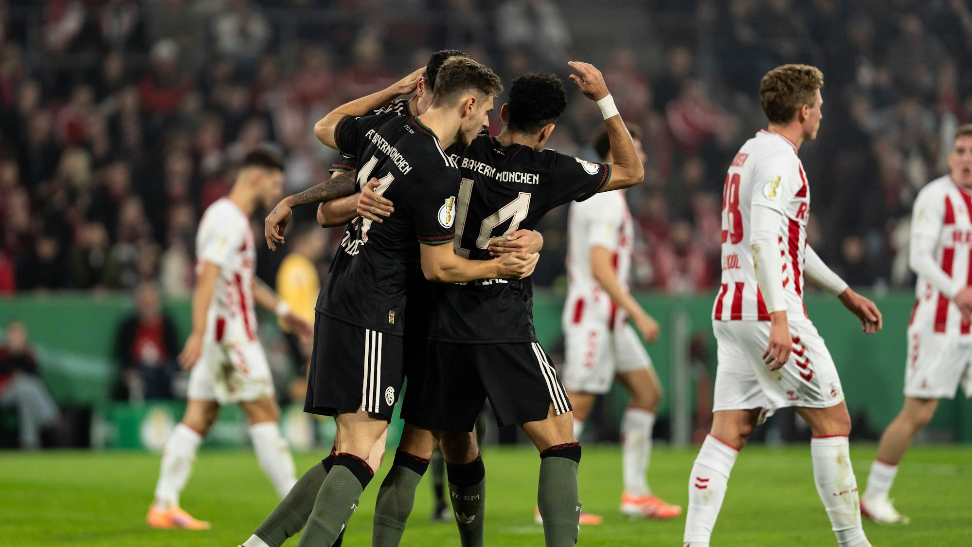 Die Bayern bejubeln das Abseitstor gegen den FC.