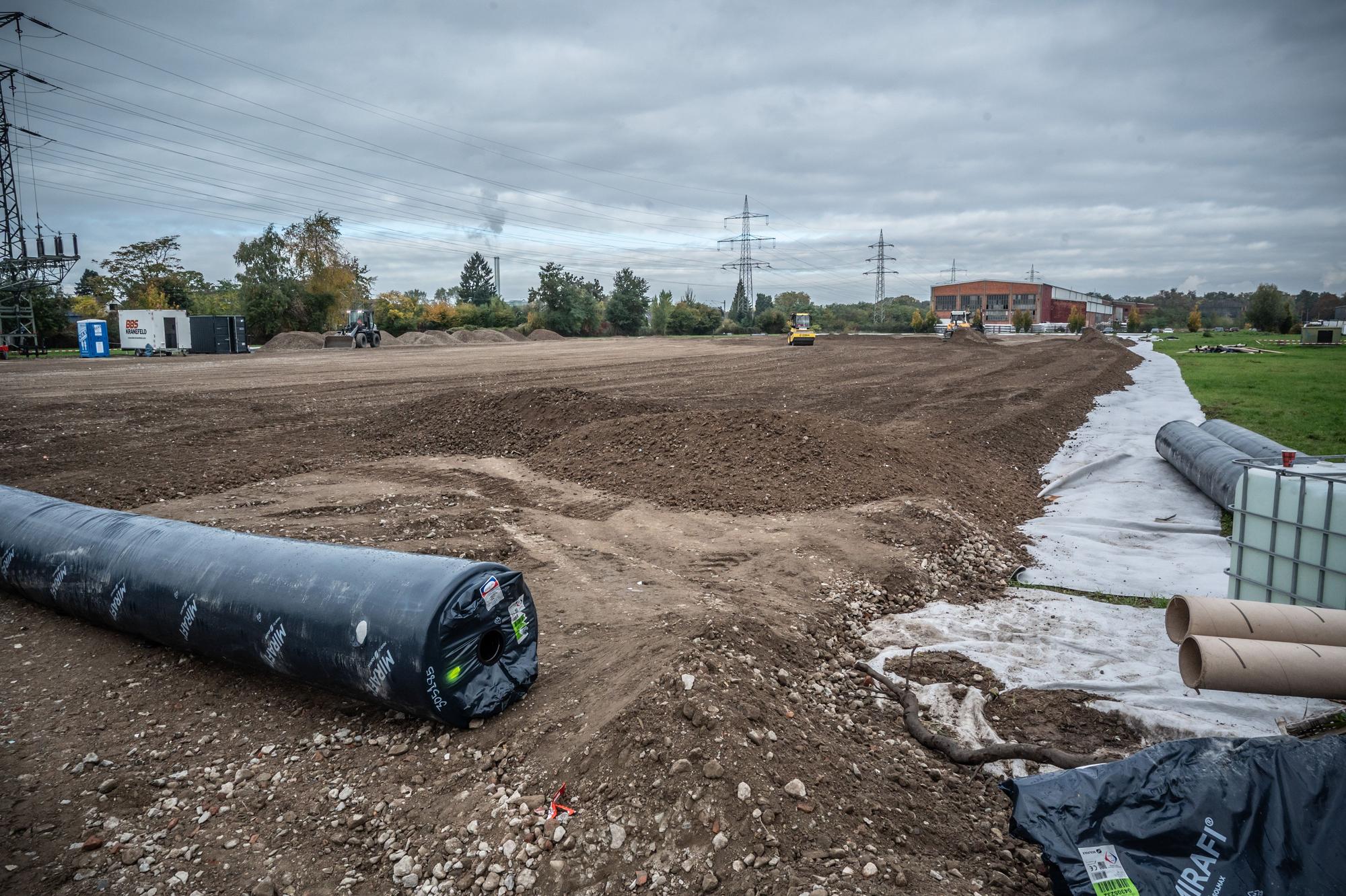 Zwischen Marie-Curie-Straße und Bahnlinie lässt die Bahn im Innovationspark einen über drei Hektar großen Lagerplatz einrichten. . Bild: Ralf Krieger