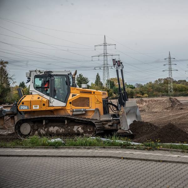 Die Bahn lässt ein etwa 30 Hektar großes Stück Brachland in manfort im Inniovationspark Leverkusen als Lagerplatz herrichten. Grund ist die Generalsanierung der Strecke Köln-Hagen. Bild: Ralf Krieger