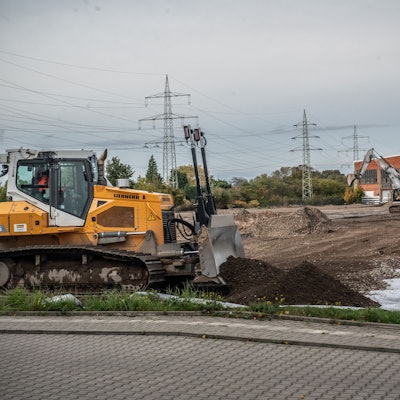 Die Bahn lässt ein etwa 30 Hektar großes Stück Brachland in manfort im Inniovationspark Leverkusen als Lagerplatz herrichten. Grund ist die Generalsanierung der Strecke Köln-Hagen. Bild: Ralf Krieger