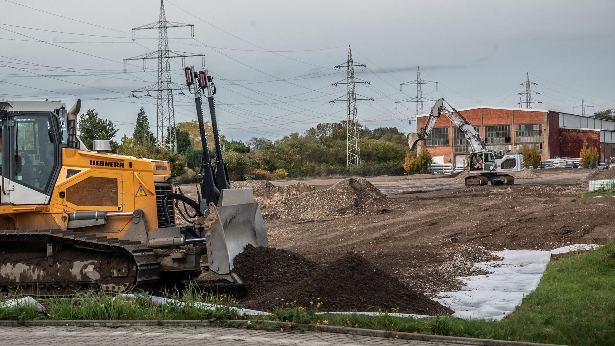 Die Bahn lässt ein etwa 30 Hektar großes Stück Brachland in manfort im Inniovationspark Leverkusen als Lagerplatz herrichten. Grund ist die Generalsanierung der Strecke Köln-Hagen. Bild: Ralf Krieger