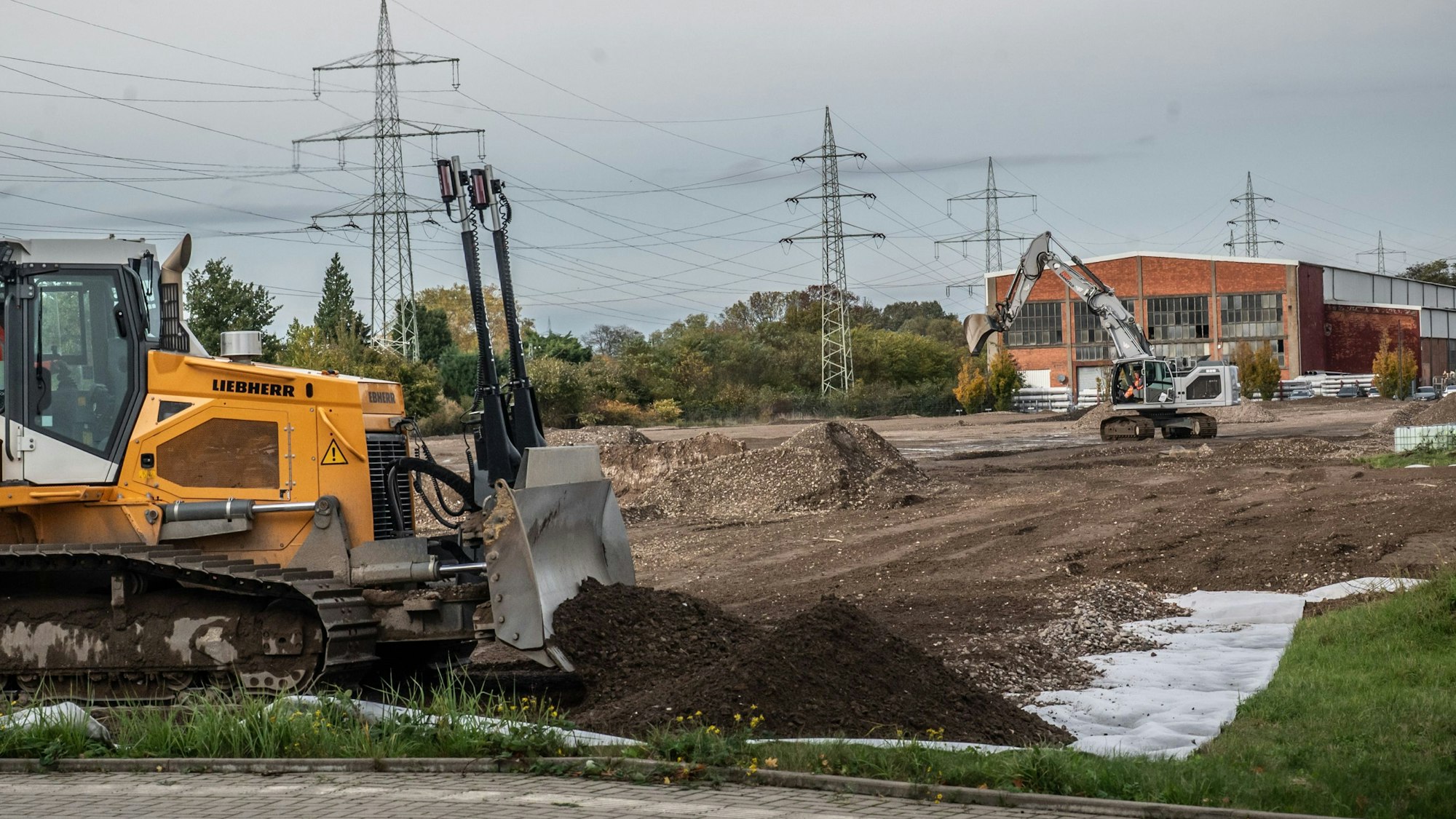 Die Bahn lässt ein etwa 30 Hektar großes Stück Brachland in manfort im Inniovationspark Leverkusen als Lagerplatz herrichten. Grund ist die Generalsanierung der Strecke Köln-Hagen. Bild: Ralf Krieger