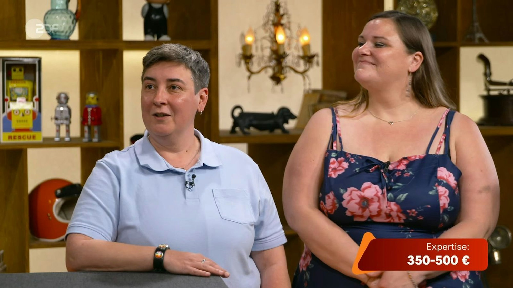 Experte Kümmel schätzte den Wert des Koffers zwischen 350 bis maximal 500 Euro. Eine freudige Überraschung für die Schwestern!
(Bild: ZDF)