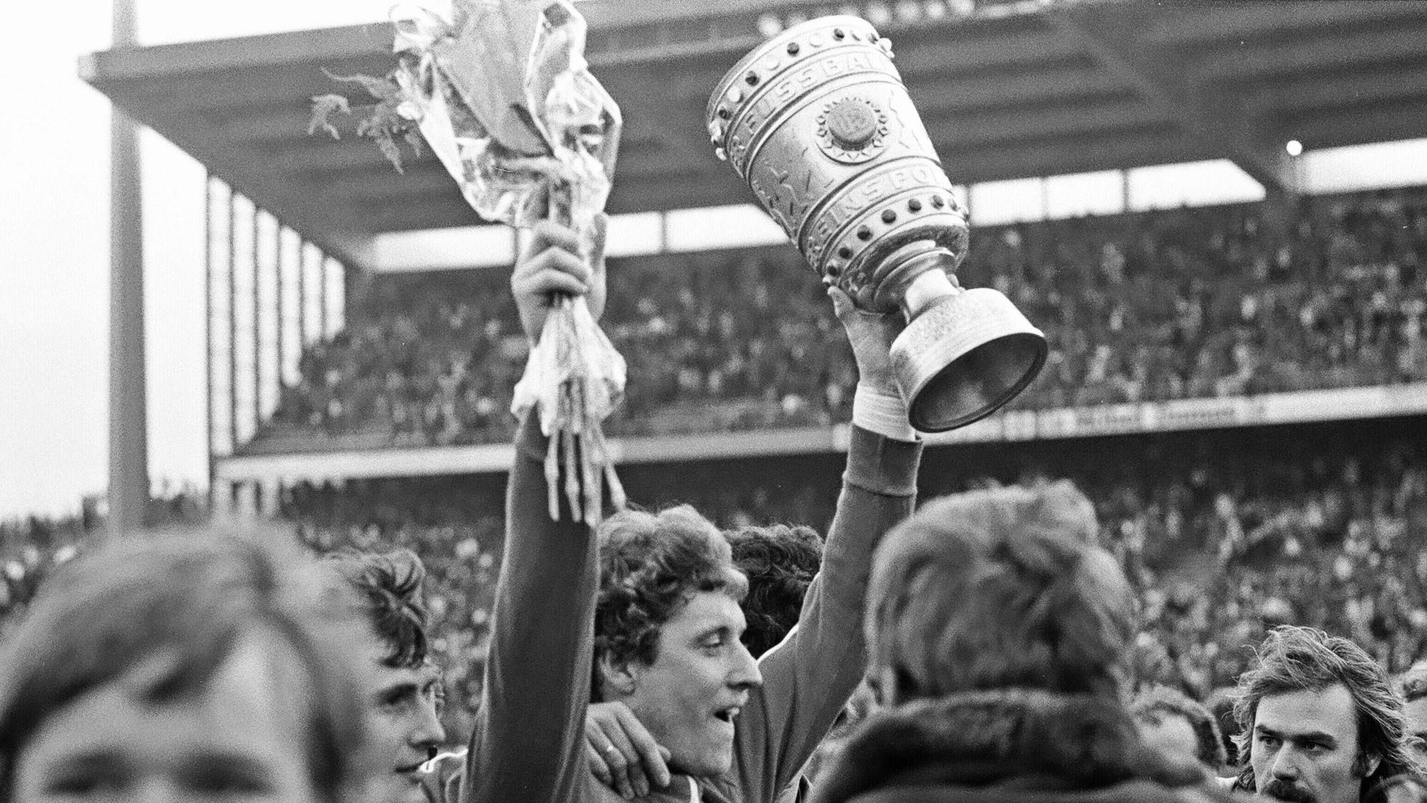 FC-Torwart Harald Schumacher mit dem DFB-Pokal 1978.