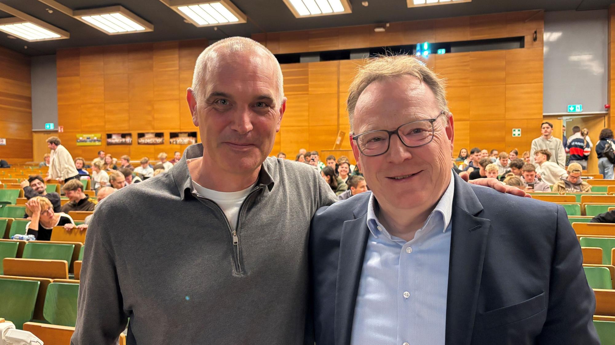 Kölns neuer OB Torsten Burmester (r.) und Dozent Christoph Bertling in Hörsaal 1 an der Deutschen Sporthochschule Köln.