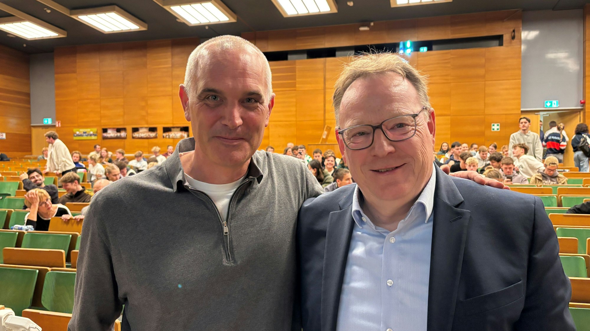 Kölns neuer OB Torsten Burmester (r.) und Dozent Christoph Bertling in Hörsaal 1 an der Deutschen Sporthochschule Köln.