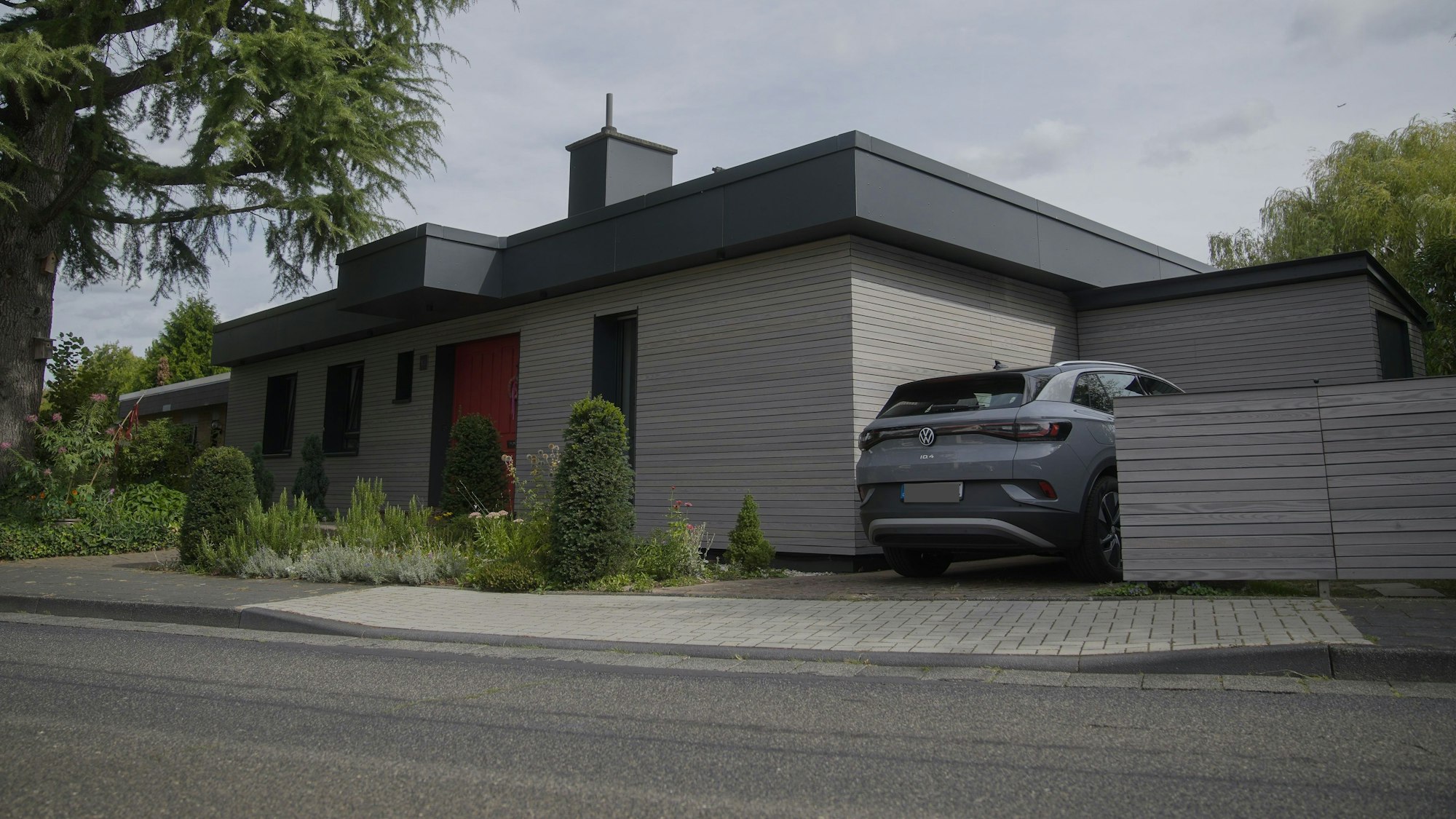 Ein mit hellem Holz verkleidetes Einfamilienhaus