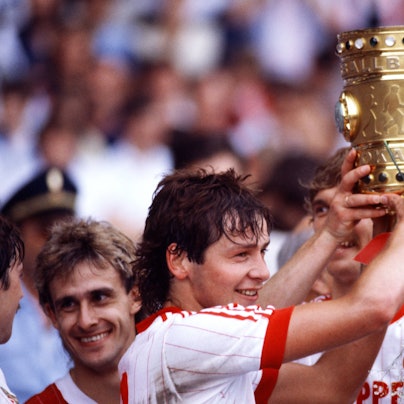 Pierre Littbarski mit Stephan Engels + Harald Konopka und Anton Steiner vom 1. FC Köln.