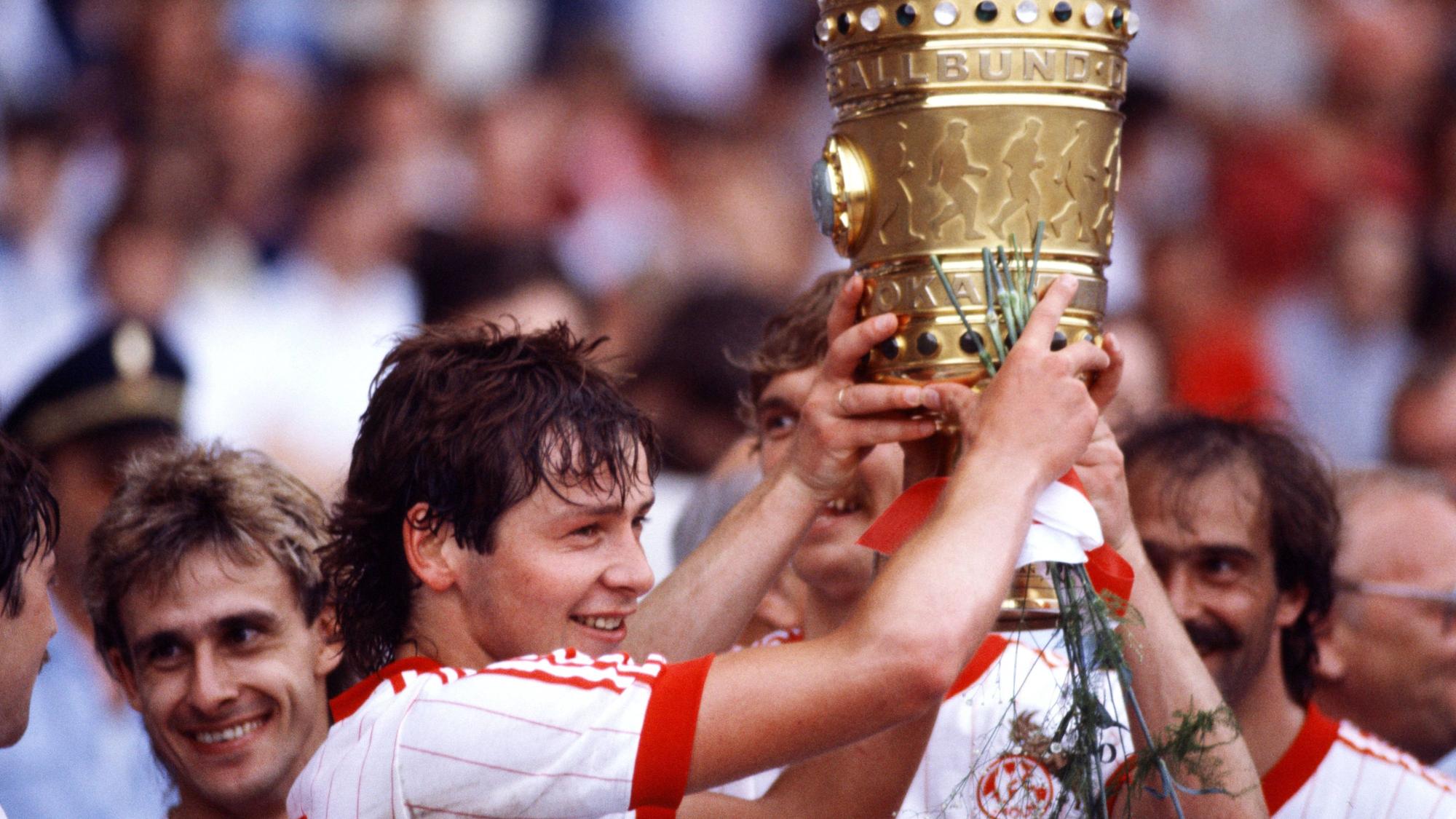 Pierre Littbarski mit Stephan Engels + Harald Konopka und Anton Steiner vom 1. FC Köln.