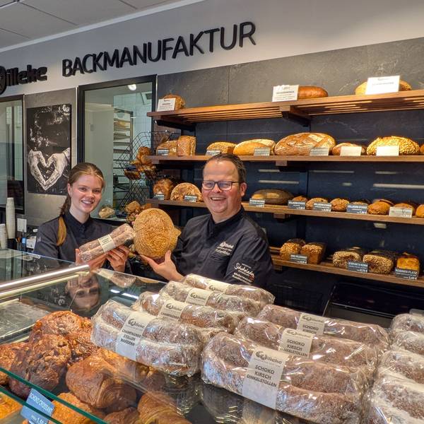 Isabelle Willeke mit ihrem Vater Stefan hinter der Theke der Bäckerei an der Lützenkirchener Straße